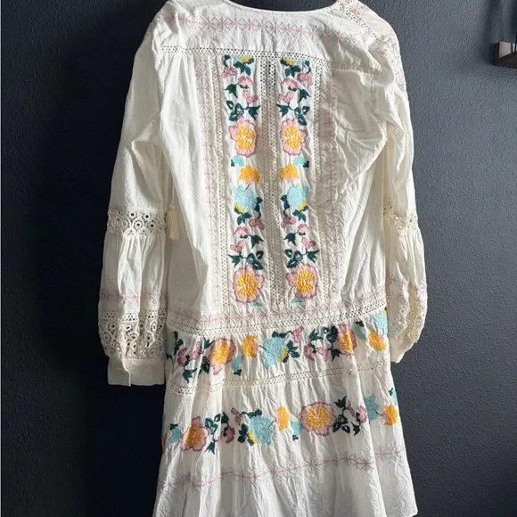 Beautiful Tory Burch Floral Embroidered Cream Dress with slip - Picture 2 of 4